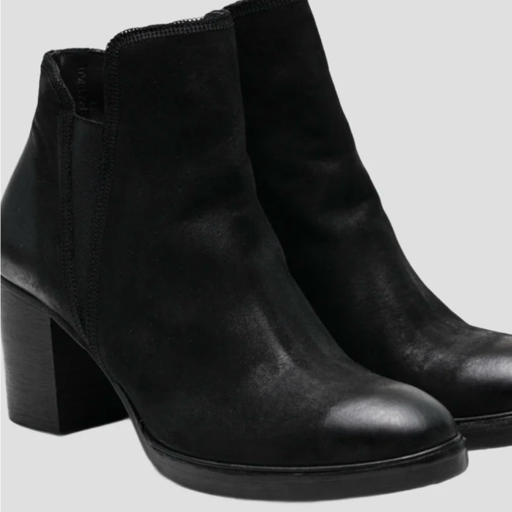 The Last Conspiracy AASE Waxed Distressed Black Leather Chelsea Ankle Boot